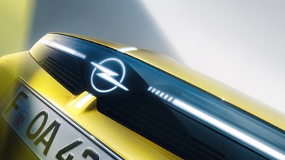 Der Opel-Blitz ist nun erleuchtet. 