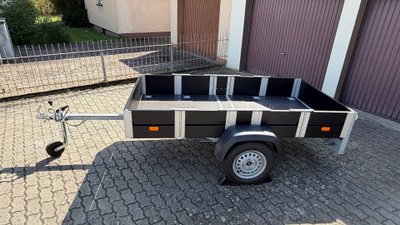 Faltos-Anhänger steht in einer Einfahrt. 