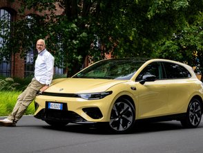 Ein Mann lehnt an der Front des Leapmotor B05. 