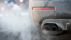 Auspuffrauch aus einem Auto