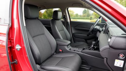 Blick auf die Vordersitze und das Cockpit des Honda HR-V 2025.