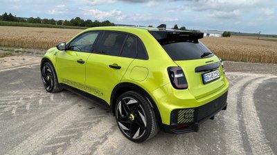 Abarth 600e in der Heckansicht. 