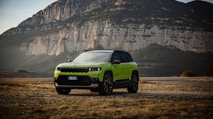 Jeep Compass parkt vor Berg-Kulisse.