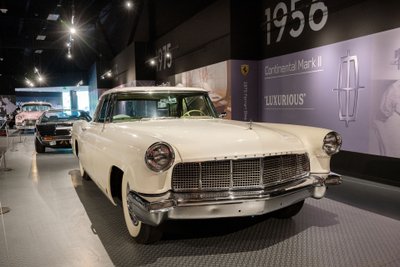 Weißer Lincoln Continental Mark II in Ausstellung.