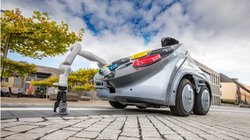 Roboterauto EDAG Citybot sammelt Müll auf