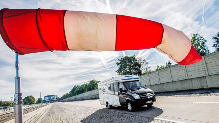 Windsack vor einem Wohnmobil.