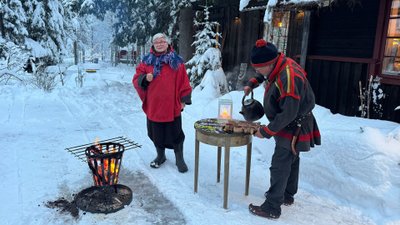 Pia und Henry Huuva vor ihrem Haus im Huuva Hideaway. 