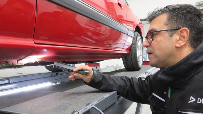 Dekra-Prüfer Markus Becker prüft einen Schweller am Honda Prelude Coupé