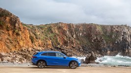 Mercedes GLC 400 4-Matic Elektro parkt vor Felsen am Meer.