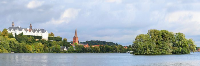 Fluss der durch eine grüne Landschaft fließt.