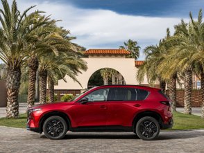 Mazda CX-5 steht vor Palmen. 