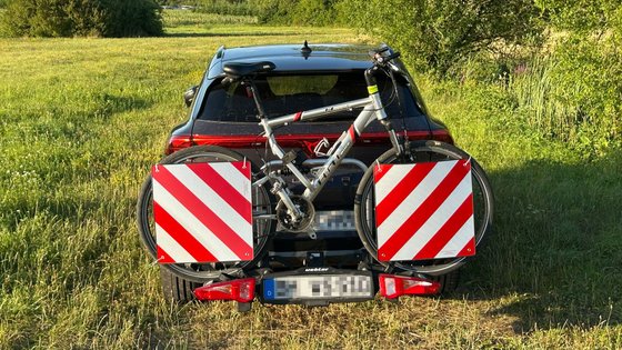Warntafeln am Fahrradträger eines Autos. 