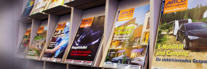 Viele ARCD-Clubmagazine nebeneinander.
