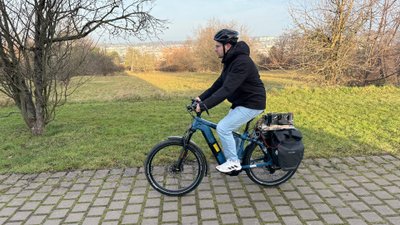Ein junger Mann fährt auf dem Versuchsträgerfahrrad. 