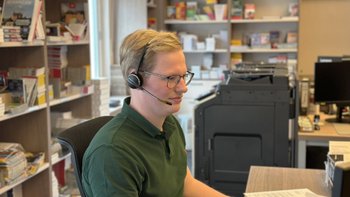 Mann kümmert sich um die Bearbeitung eines ARCD-Urlaubspakets
