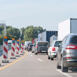 Verkehr vor einer Engstelle auf der Autobahn