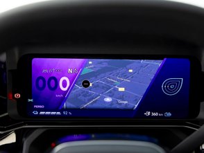 Blick auf das Cockpit-Instrument mit Navigation des Renault 4 E-Tech.