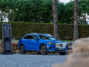 Mercedes GLC 400 4-Matic Elektro lädt Strom an einer Ladesäule.