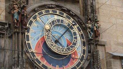 Nahaufnahme der astronomischen Uhr am Altstädter Rathaus in Prag.
