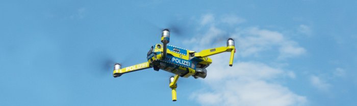 Eine Polizeidrohne am Himmel.