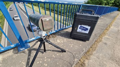 Eine Monocam steht auf einer Brücke und überwacht den Verkehr.