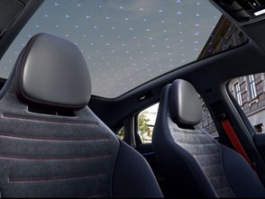 Panoramadach des Mercedes-Benz C 400 4Matic Elektro mit leuchtenden Sternen