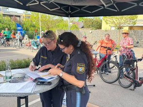 Diana Weidner und Elke Bayer bei der Fahrrad-Registrierung.