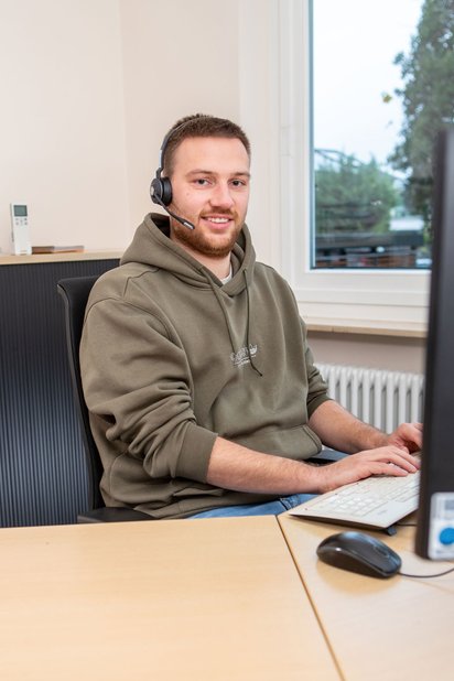 Andreas Schuh in der ARCD-Notrufzentrale 