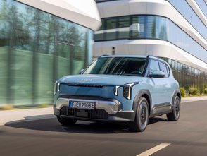 Der Kia EV2 in Fahrt. 