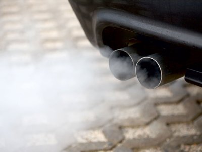 Auspuff eines Autos, welcher Abgase von sich gibt.
