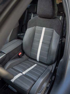 Blick auf den Fahrersitz des Opel Grandland PHEV