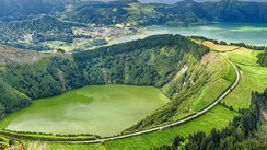 Panoramablick auf eine grüne Landschaft auf den Azoren.