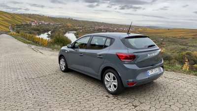 Dacia Sandero von hinten.