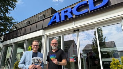 Zwei Männer stehen vor der ARCD-Zentrale für Gemeinsam flügge werden