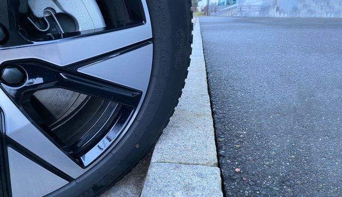 Autoreifen hat Bordstein gerammt.