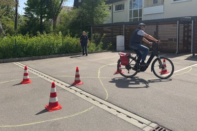 Ein Mann fährt durch einen Fahrradparcours.
