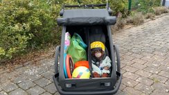 Der Croozer Yuuna mit einem Kindersitz und Trennnetz.