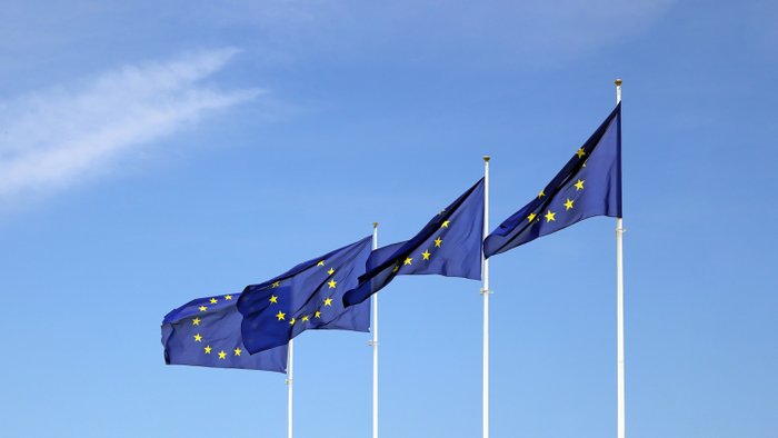 Mehrere Flaggen der Europäischen Union wehen im Wind. 