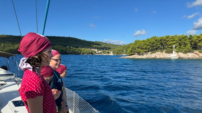 Kinder auf einer Segeljacht beim Segeln in Kroatien.