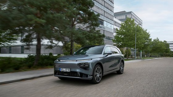 Xpeng G9 fährt auf einer Straße durch die Stadt.