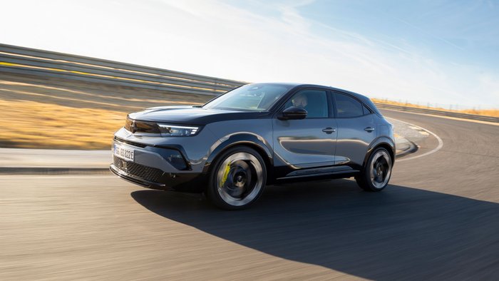 Opel Mokka GSE fährt auf einer Rennstrecke. 