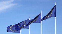Mehrere Flaggen der Europäischen Union wehen im Wind. 