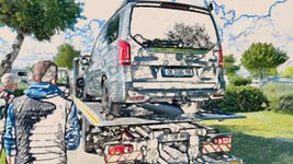 : Ein Campingbus ist auf einen Abschlepper aufgeladen.