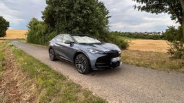 Cupra Tavascan steht auf einem Weg. 