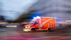 Rettungswagen der Feuerwehr fährt mit Blaulicht zum Einsatzort.