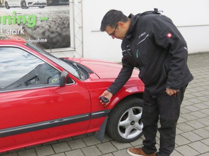 Dekra-Prüfer Markus Becker misst die Lackdicke des Honda Prelude Coupé.