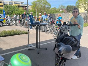 Viele Fahrradfahrer stehen in der Schlange.
