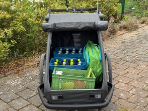 Der Croozer Yuuna ist beladen mit Einkäufen. 