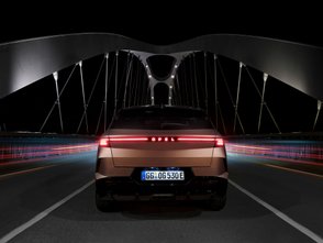 Opel Grandland mit rot strahlenden Rückleuchten. 