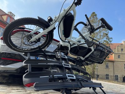 Gekippter Fahrradträger an Auto. 